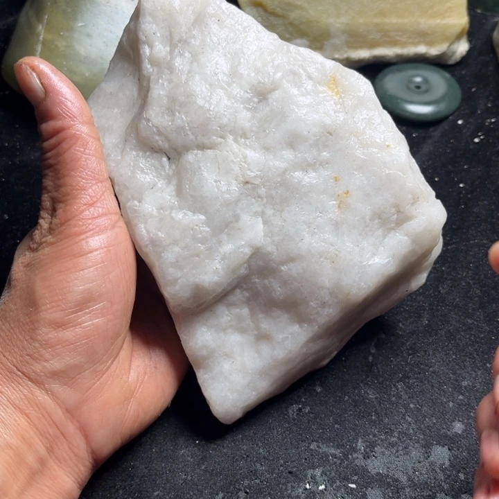 和田玉（糖玉）未镶嵌珠宝奇石