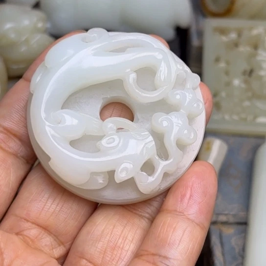 和田玉未镶嵌颈饰苍**粟