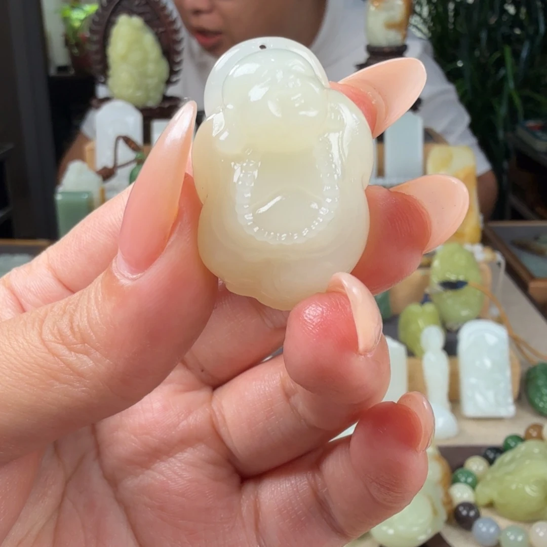 大***烟和田玉未镶嵌颈饰