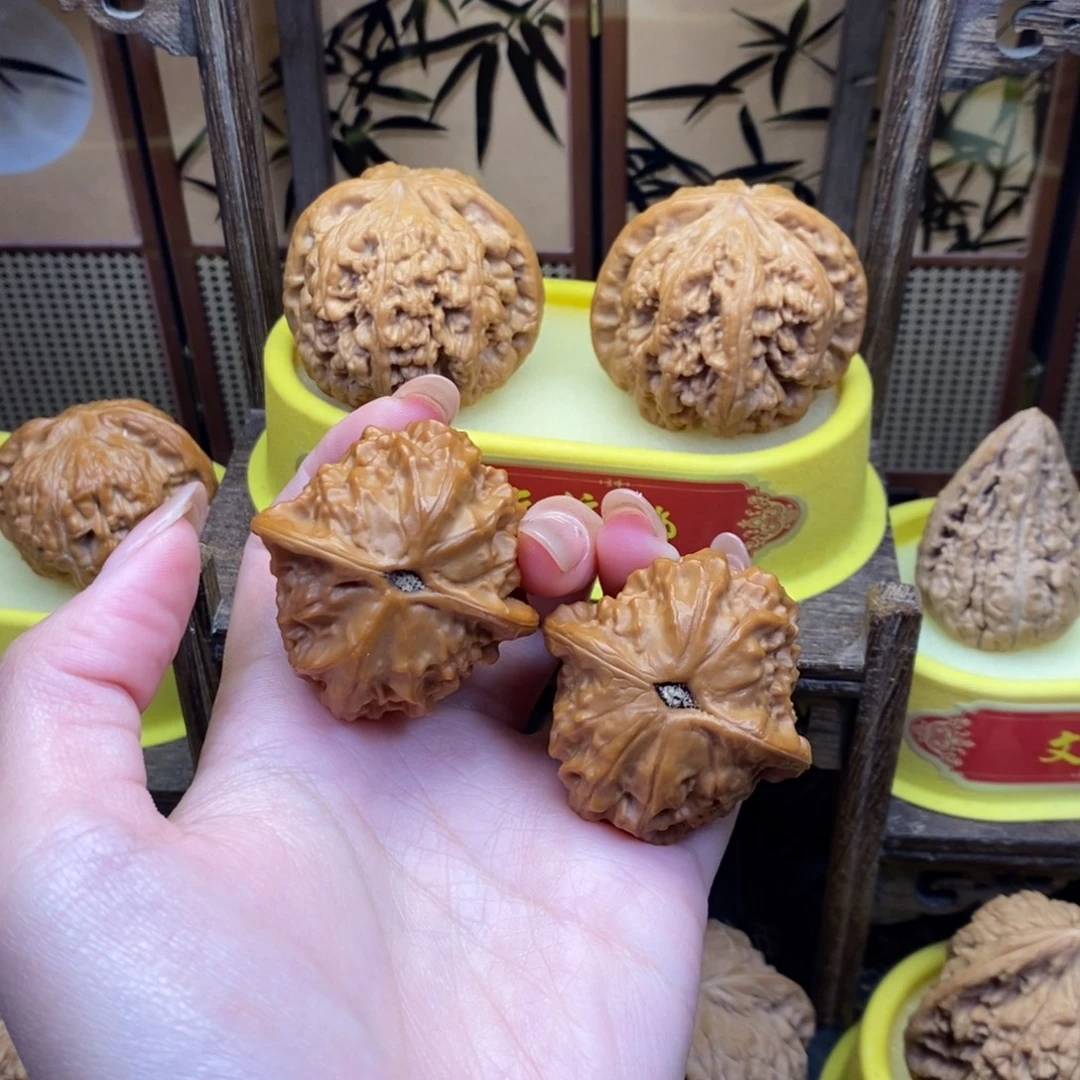 麟***峰文玩核桃吊坠瓷娃娃