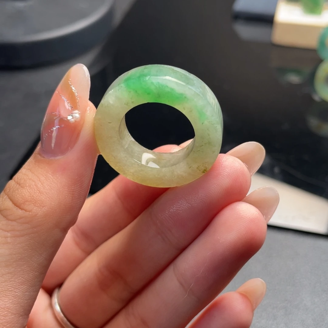 未镶嵌定制翡翠大圈口辣绿色