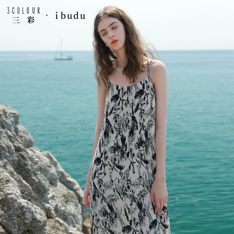 三彩ibudu2025夏季新款雪纺压皱连衣裙无袖吊带裙花卉宽松长裙女