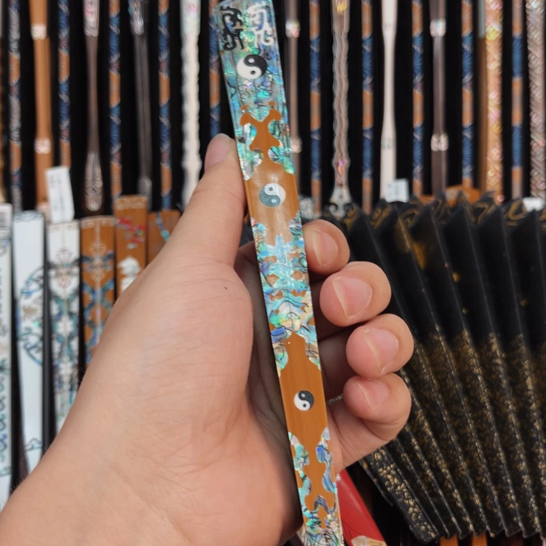 海***界扇子纯手工制作工艺精湛