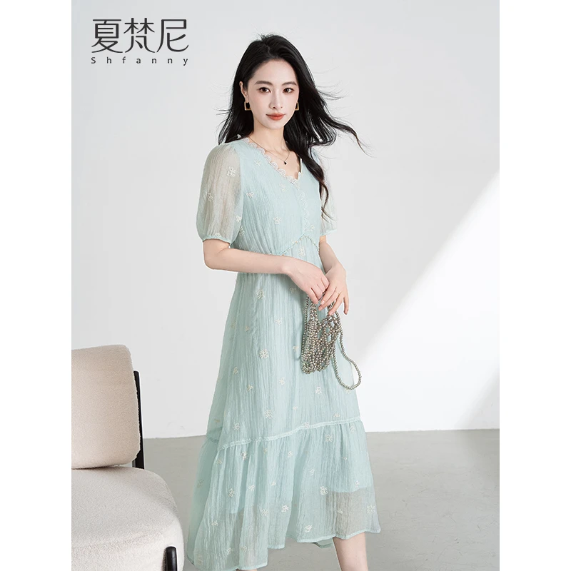 夏梵尼南洋情书2025年夏季新款温柔法式V领气质收腰显瘦连衣裙