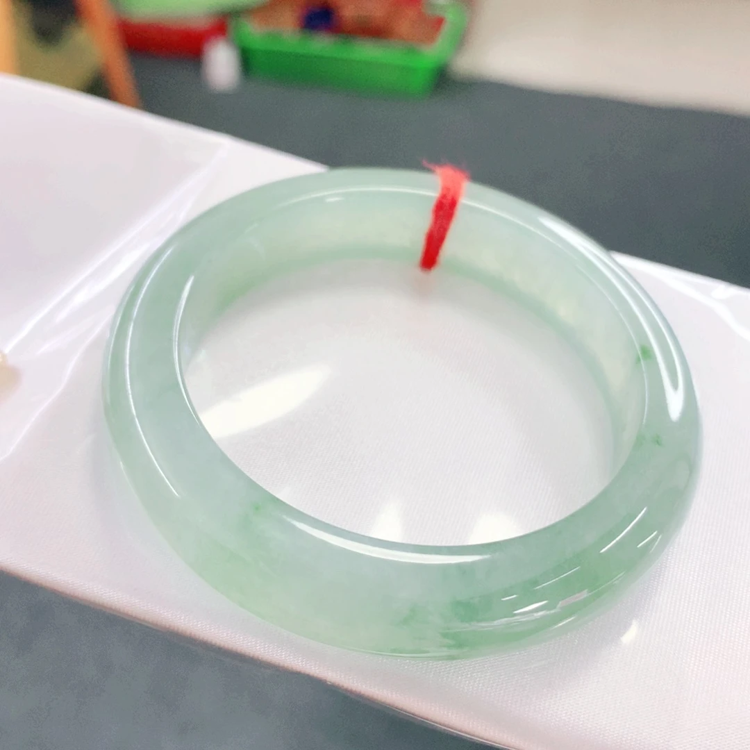 翡翠手镯未镶嵌N**52。