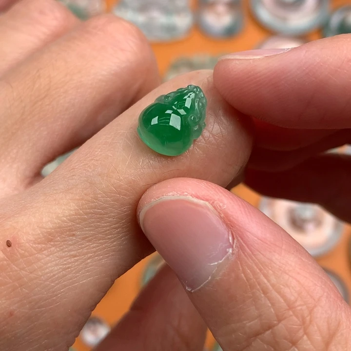 翡翠挂件未镶嵌….