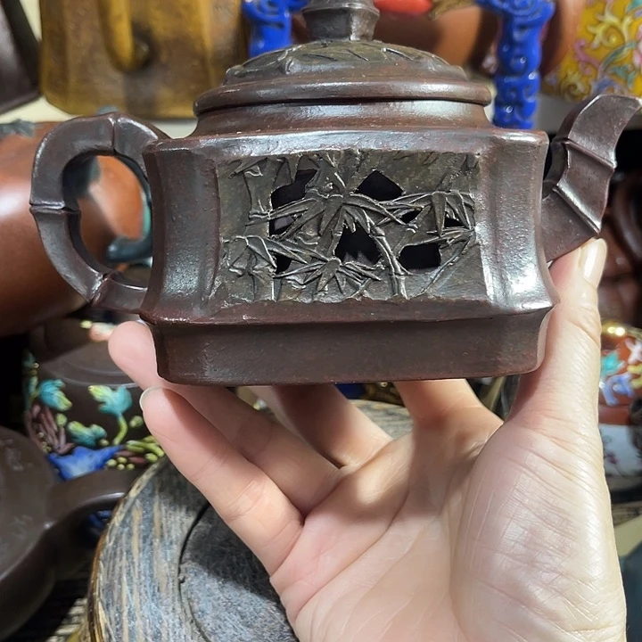 茶壶紫泥原矿泥料手工制作的一把紫砂壶。