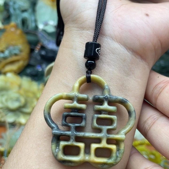 蛇纹石玉未镶嵌吊坠