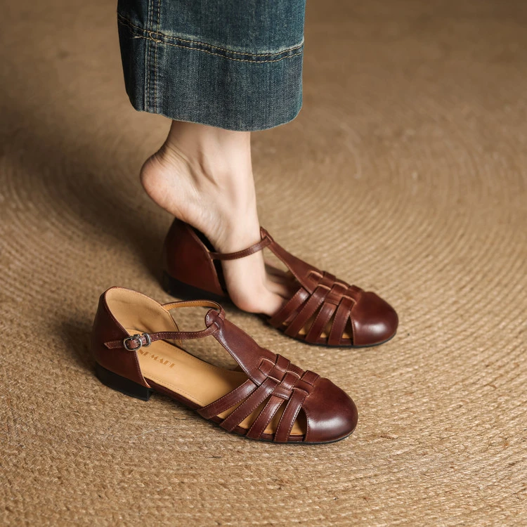 【跟高2CM】里外全真皮时尚百搭包头一字带粗跟平底女凉鞋