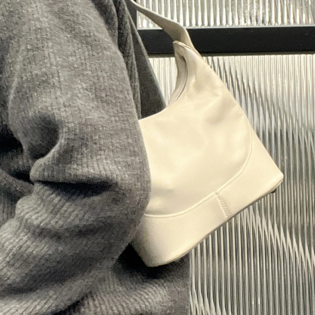 95新 LOEWE/罗意威 【龙】32JB03 白色小号气球腋下包