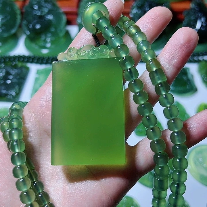 海***川蛇纹石玉未镶嵌颈饰