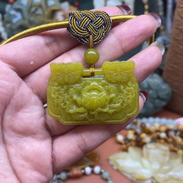 蛇纹石玉吊坠合金