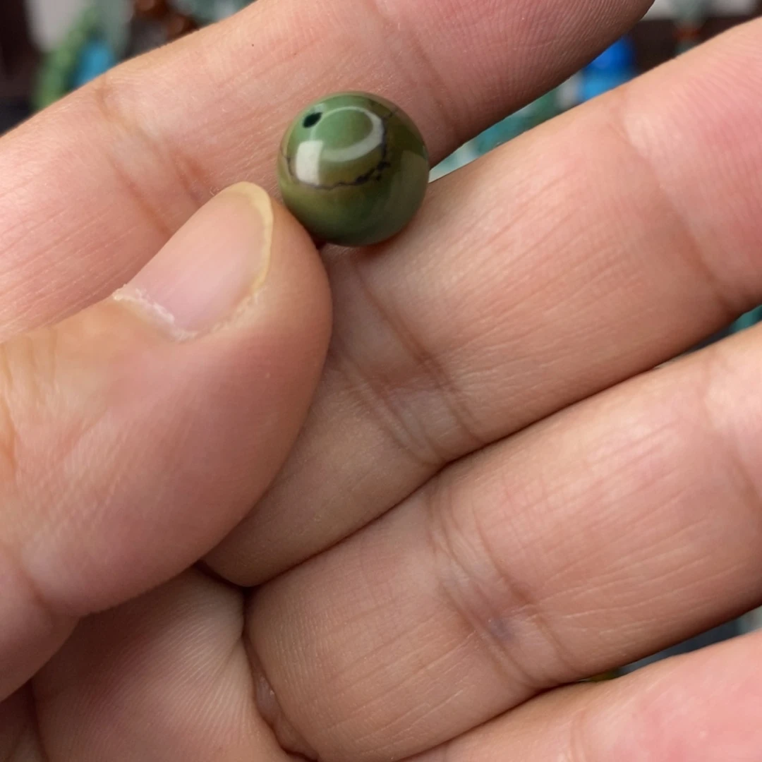 水草纹老军绿圆珠一枚