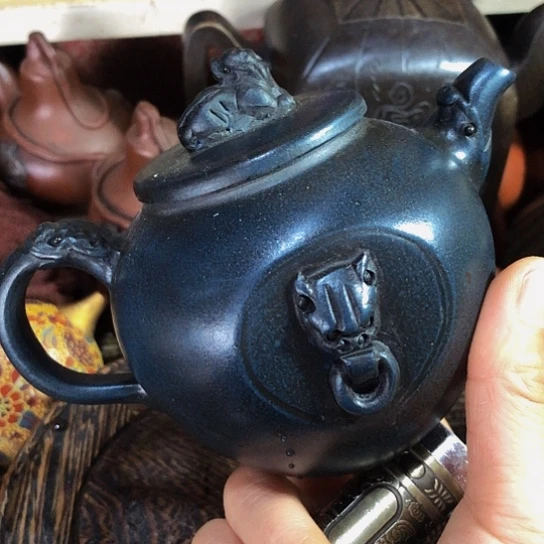 茶壶紫砂原矿泥料手工制作的一把紫砂壶。