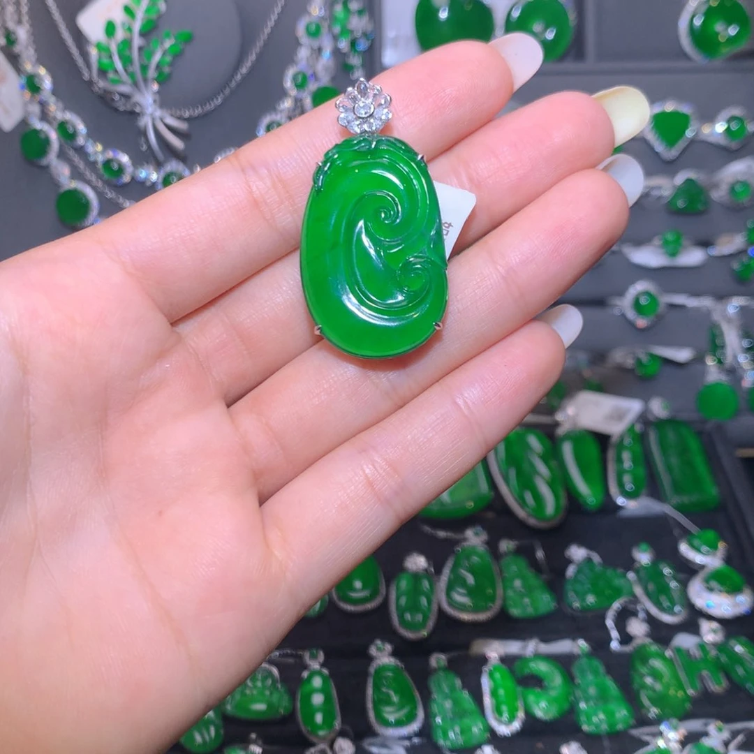 翡翠18K金镶嵌颈饰如意