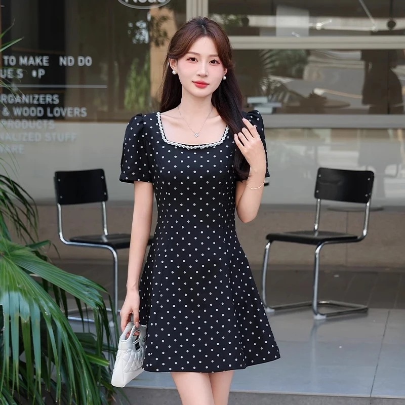 法式钉珠方领波点连衣裙女夏季小个子减龄洋气收腰显瘦A字短裙ins