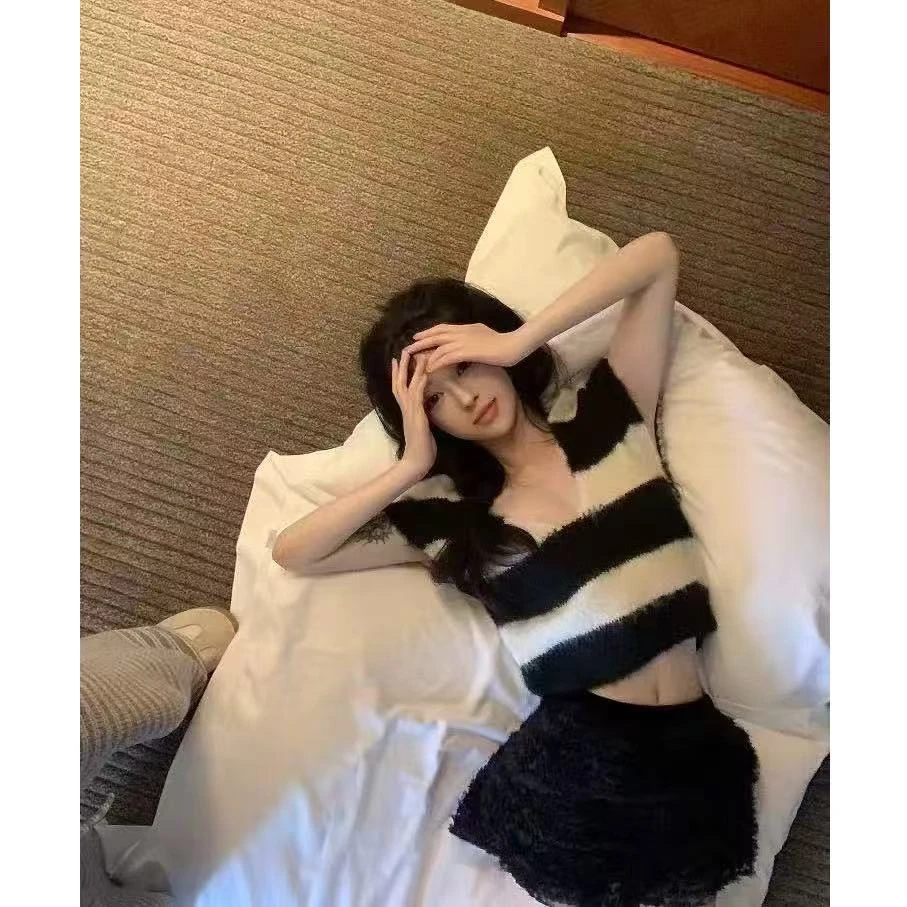 纯欲王!V领条纹短款上衣女夏季新款气质辣妹百搭显瘦短袖针织T恤