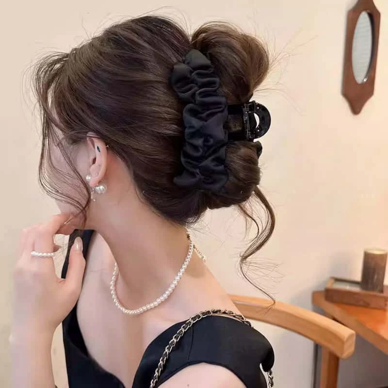 黑色缎面褶皱高级感抓夹女2025新款后脑发夹百搭高端鲨鱼夹发饰