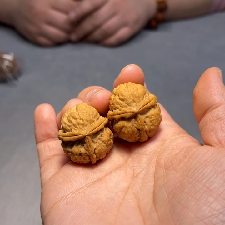 文玩核桃把件哒*牛三棱8205