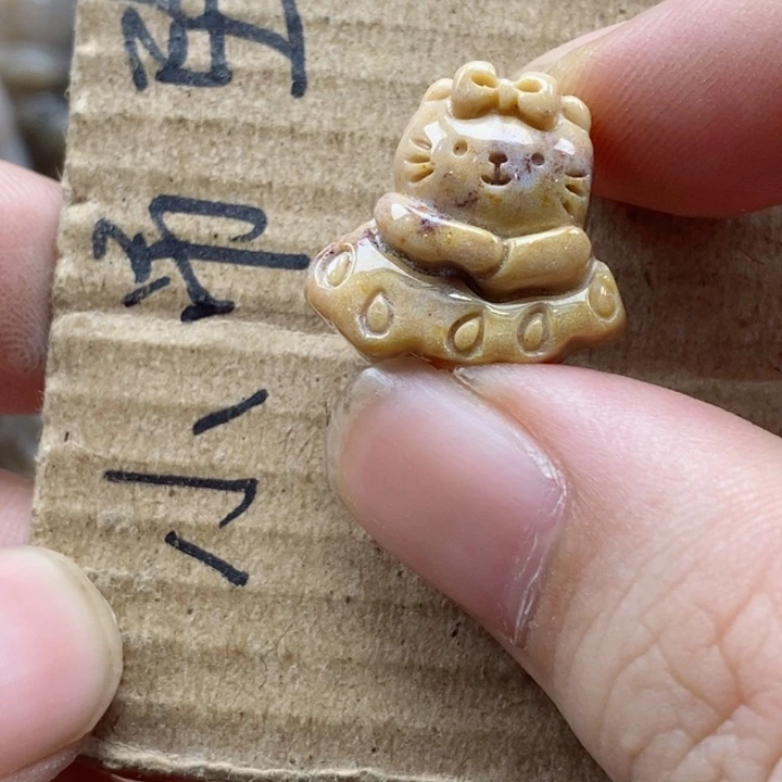 硅化珊瑚（珊瑚玉）未镶嵌颈饰?****?