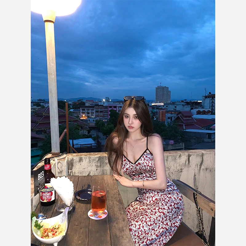 OKMA SHOP碎花吊带连衣裙女夏季海边度假长裙缎面性感v领收腰裙子