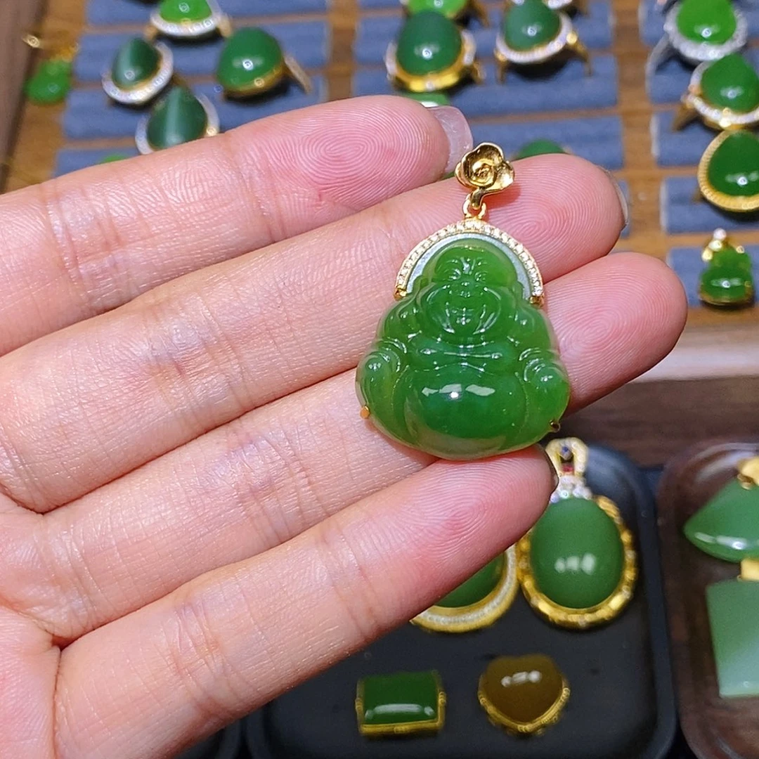 一***树和田玉（碧玉）18K金镶嵌耳饰