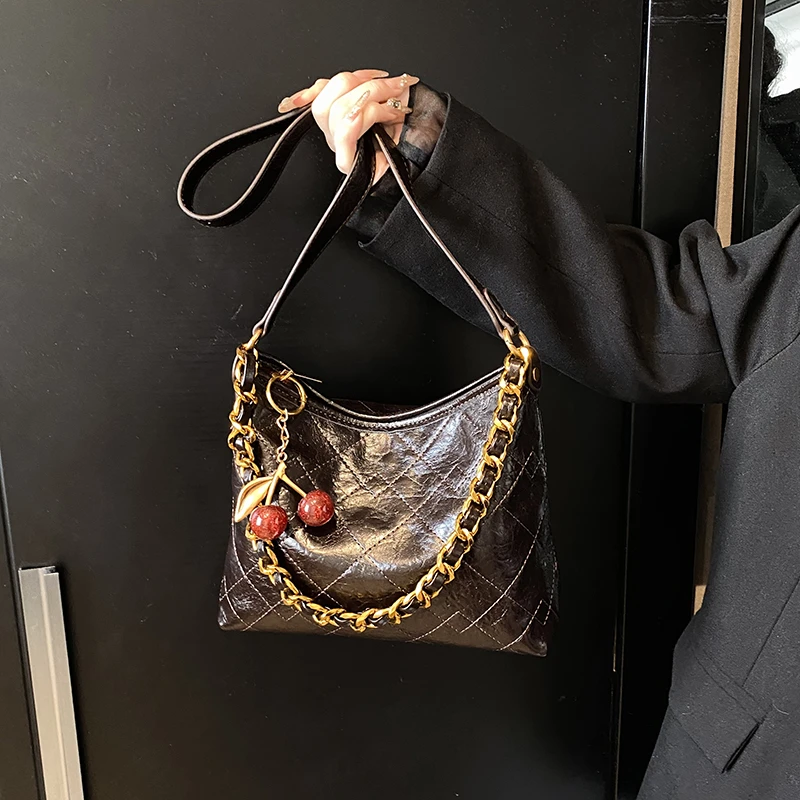 腋下包包女2025新款复古油蜡皮单肩斜挎包女小香风托特包大容量