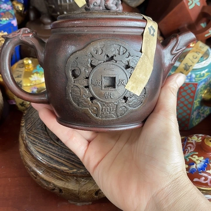 茶壶红泥原矿泥料手工制作的一把紫砂壶。