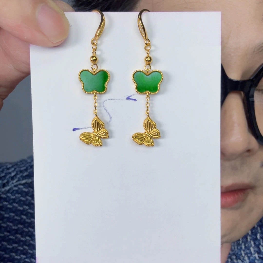 翡翠未镶嵌颈饰一对