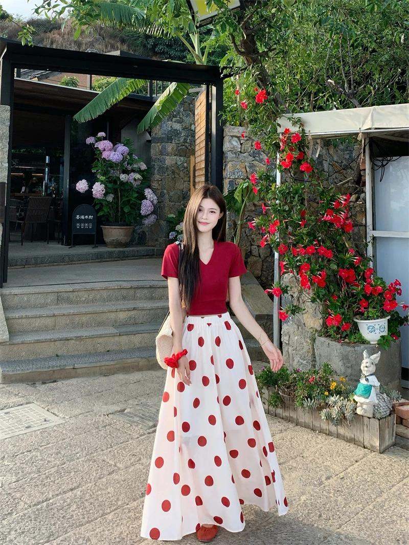 港风明媚穿搭女2025夏季新款优雅显白复古红上衣波点半身裙两件套