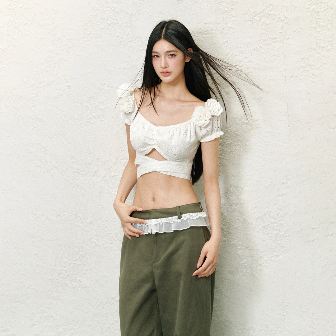 AGAM STUDIO【官方专享】原创白色立体花朵镂空泡泡袖绑带短款上衣