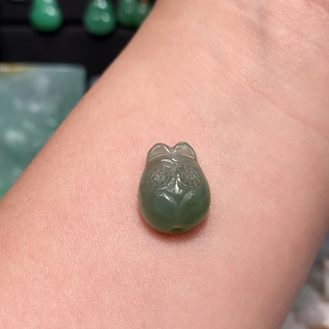 翡翠未镶嵌颈饰小兔子