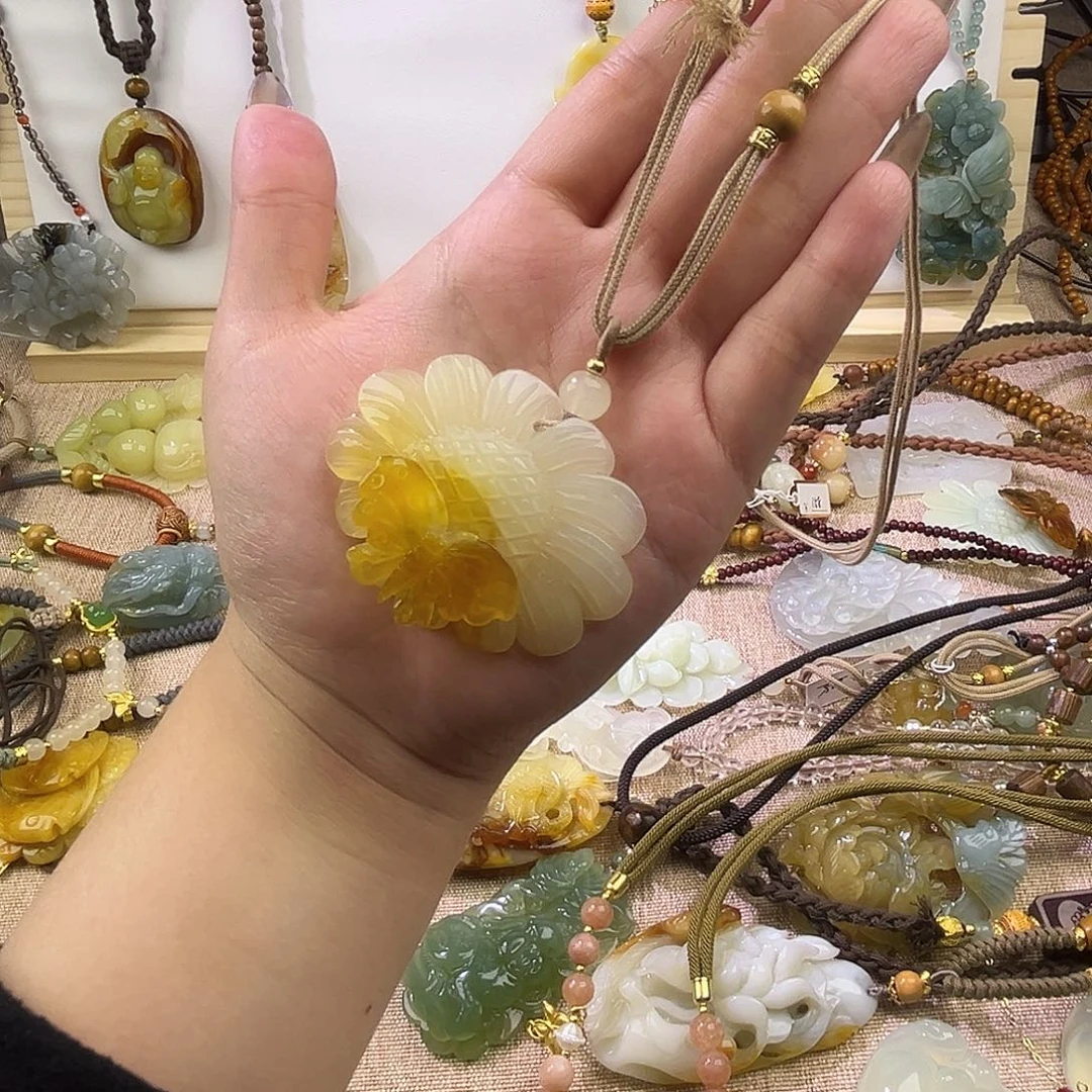 青***块岫玉合金纯手工雕刻吊坠