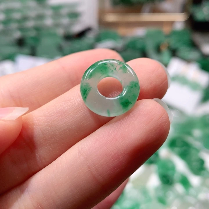 石英质玉未镶嵌颈饰