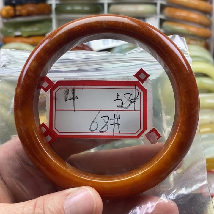 蛇纹石玉颈饰未镶嵌情**钟