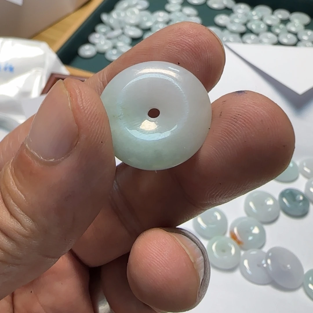 米***粒翡翠未镶嵌挂件翡翠