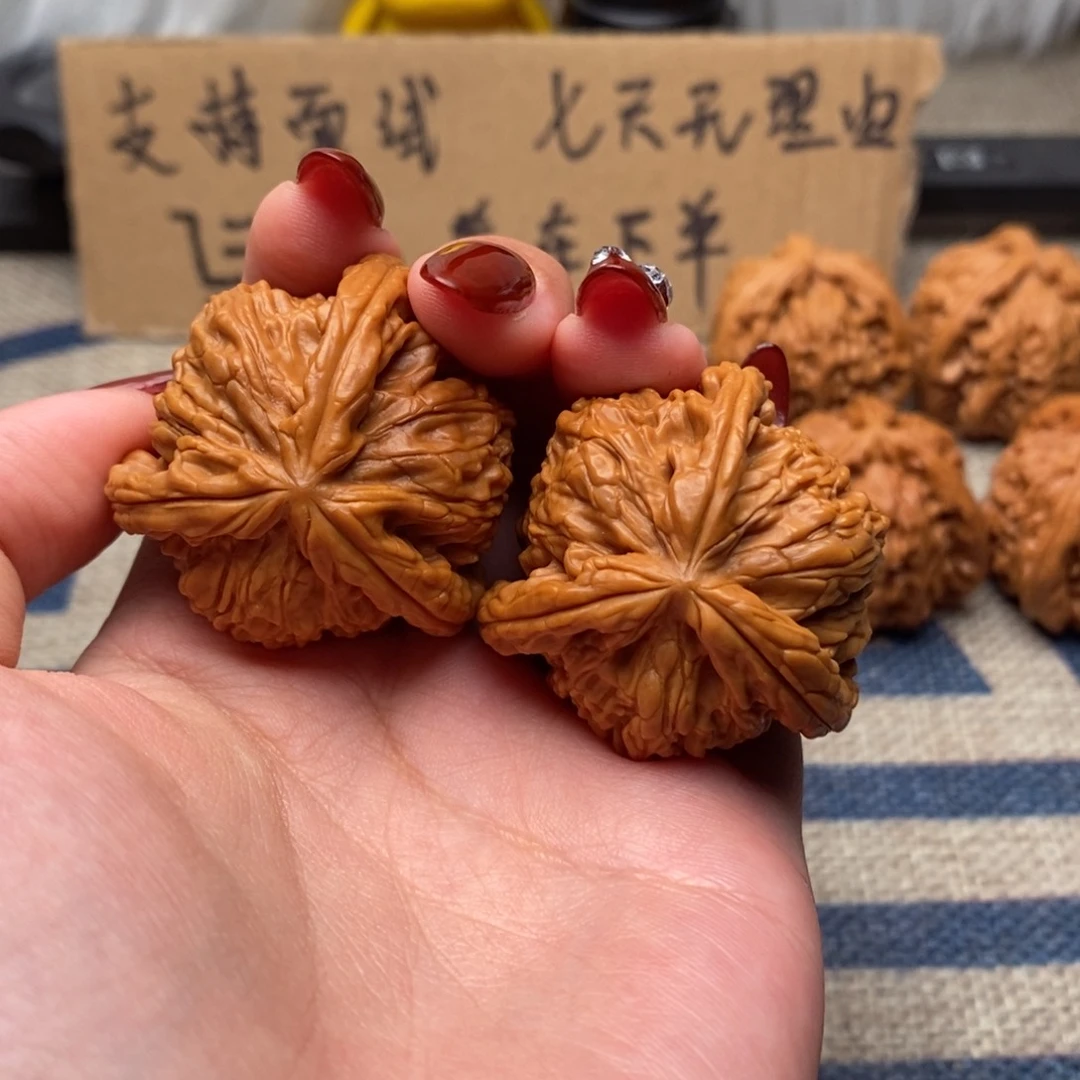 文玩核桃吊坠已**～白狮子正奔