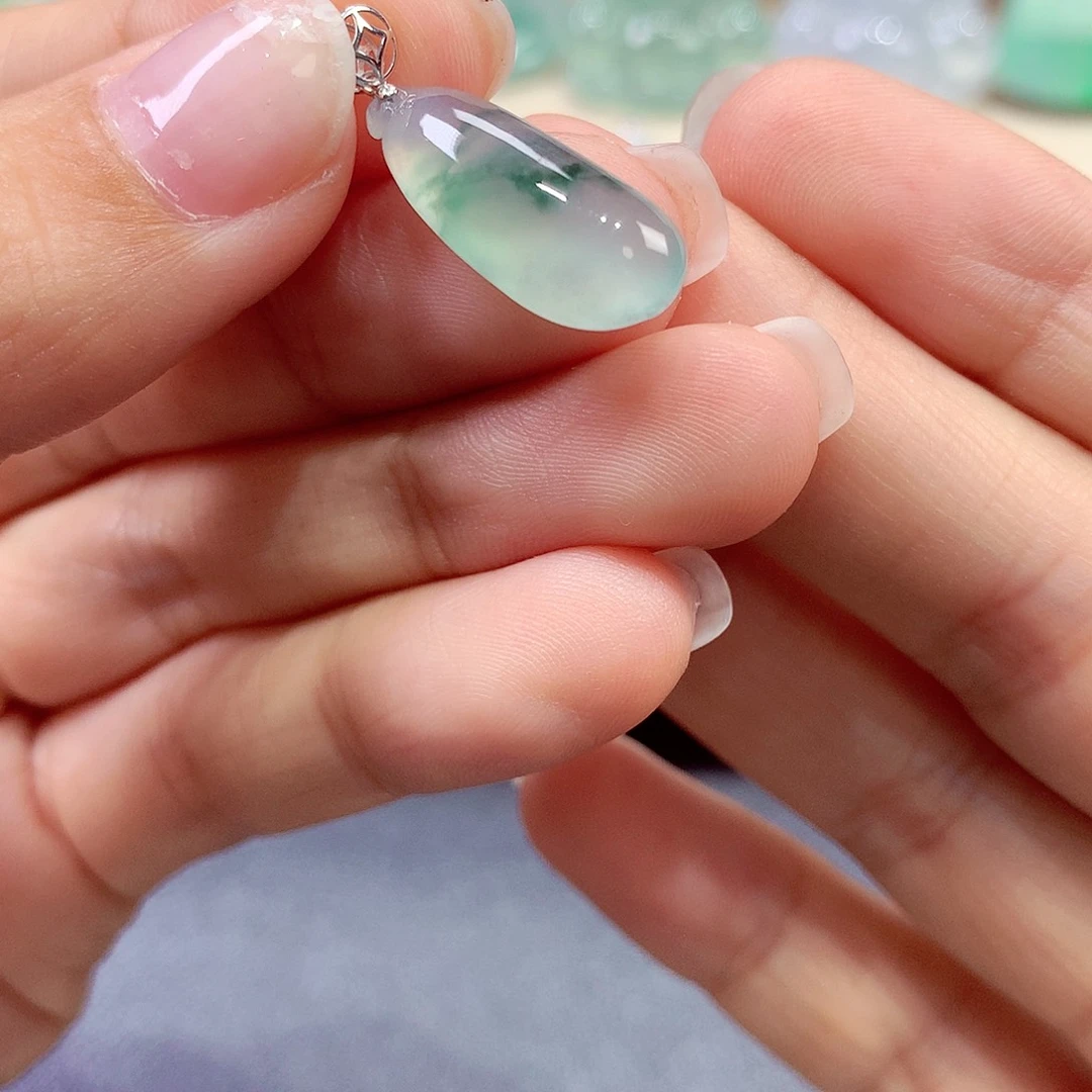 翡翠18K金镶嵌颈饰翡翠