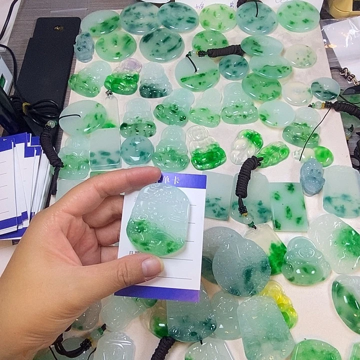 欣***敏翡翠未镶嵌颈饰刂水牌