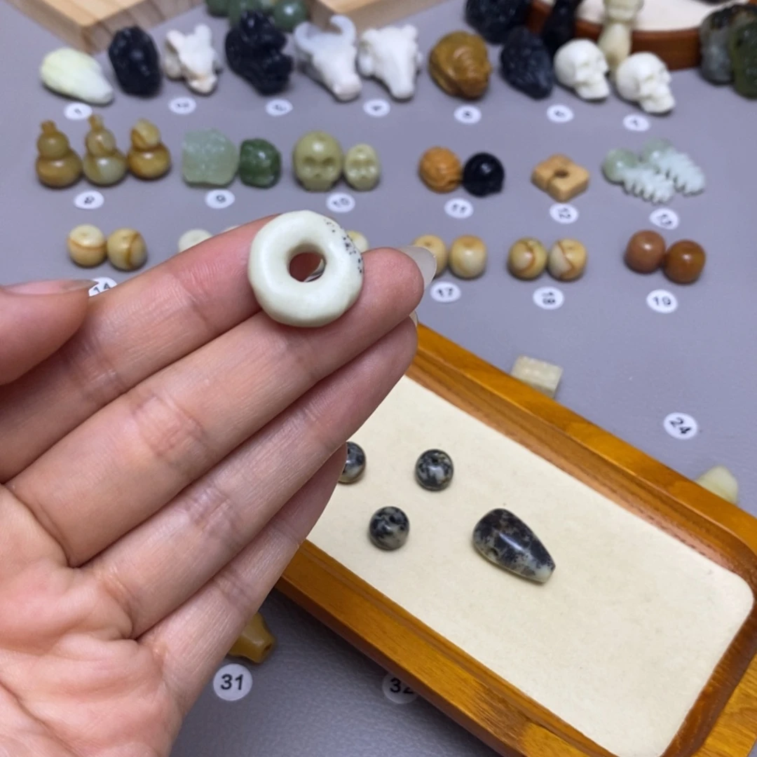 蛇纹石玉配饰合金深*?