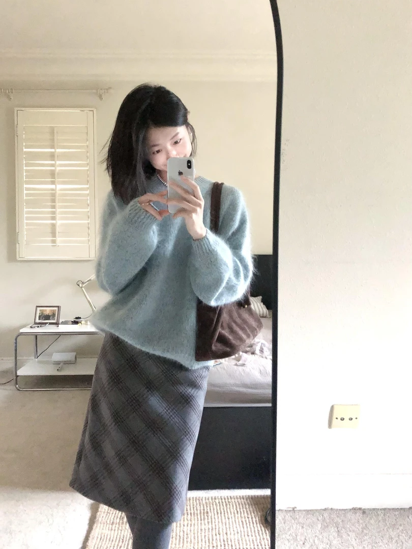 韩系基础款穿搭软糯奶呼呼宽松毛衣高级感蓝色圆领针织衫女早秋季