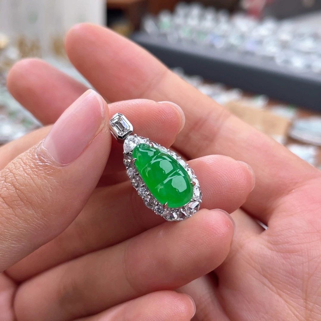 颈饰18K金镶嵌翡翠
