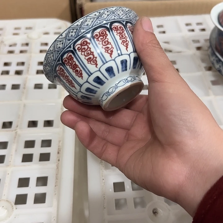 杯釉里红宝箱卷草纹大压手