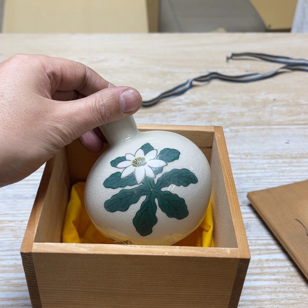 瓷片平***。密密麻麻地排列着一个大