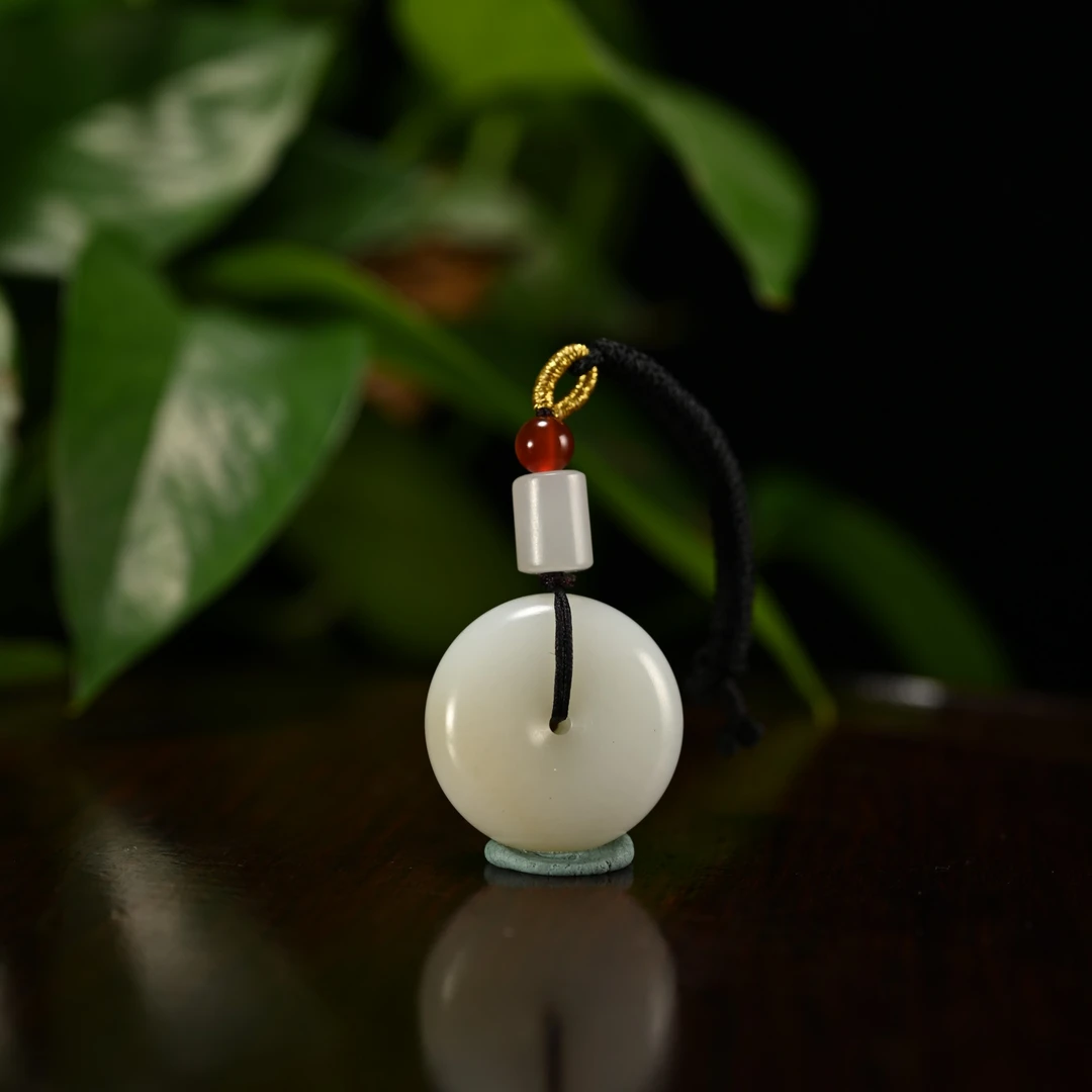 lot8841 25YU110080和田玉且末糖平安扣挂件/匡时