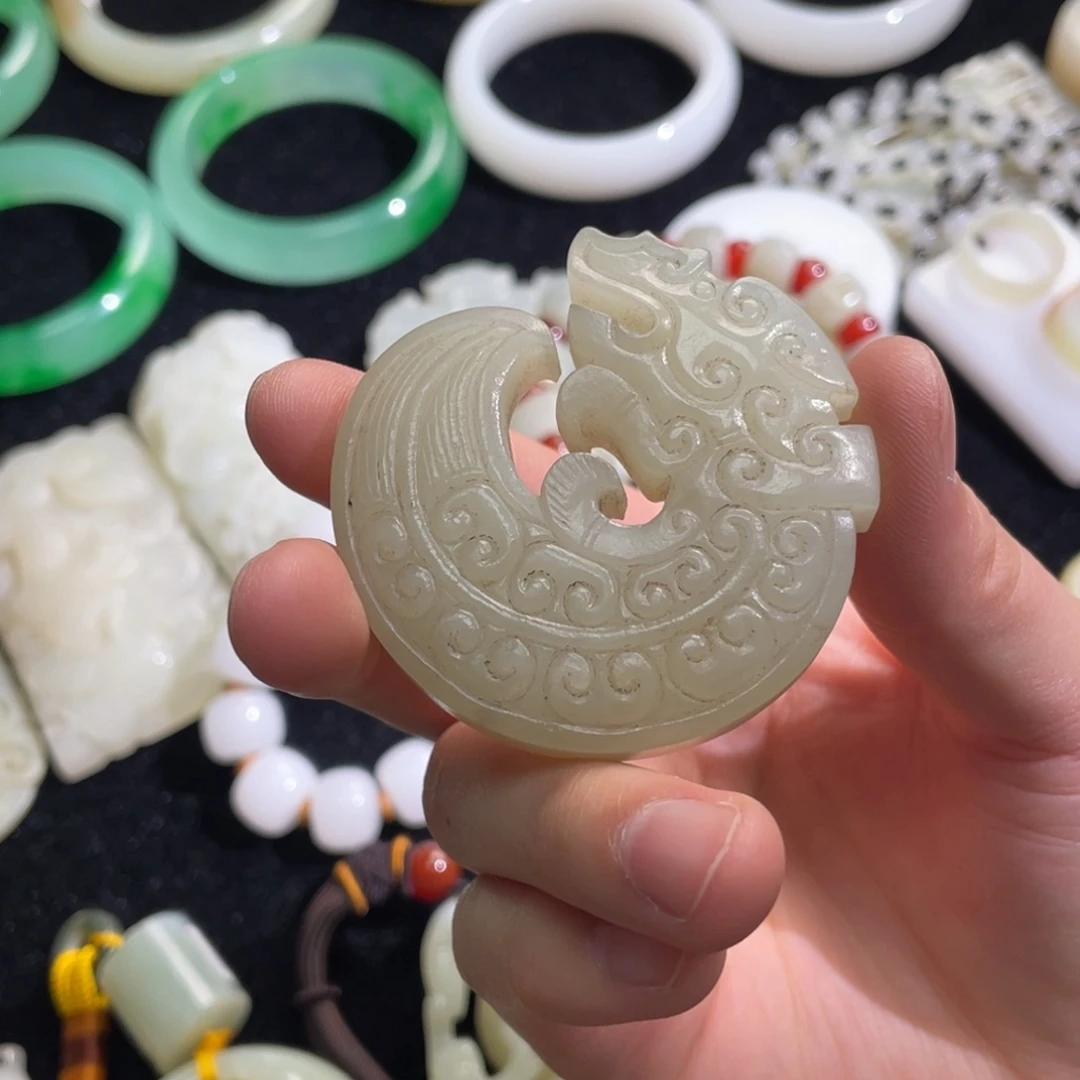 和田玉未镶嵌把件