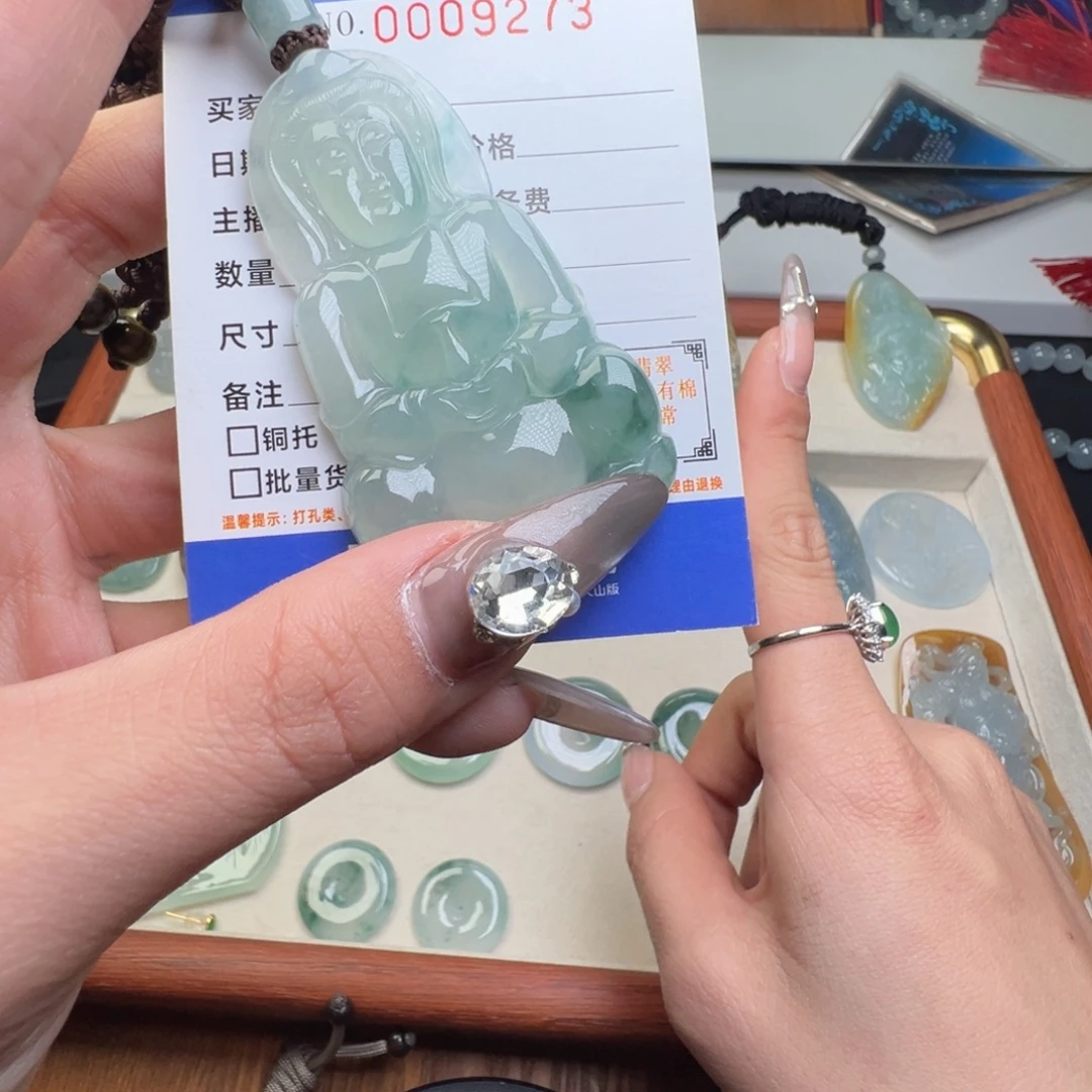 见***人翡翠未镶嵌颈饰缅甸翡翠
