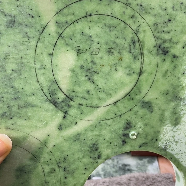 和田玉未镶嵌手镯定制