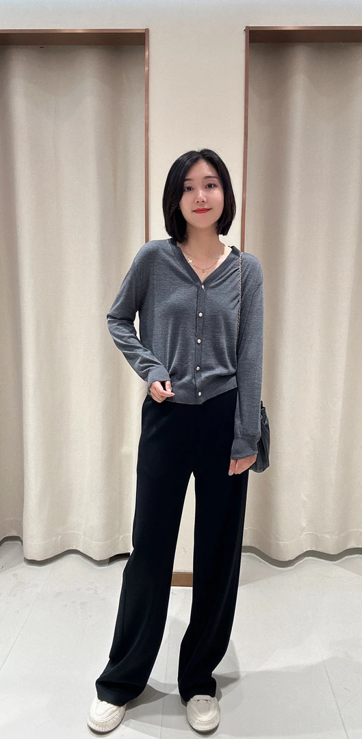 细节镂空V领开衫