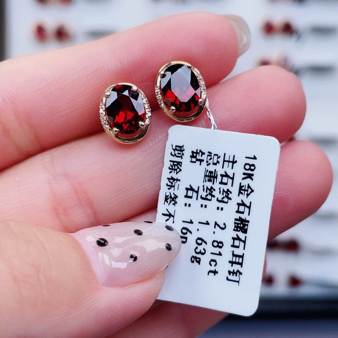 18K金镶嵌石榴石耳饰